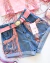 Short jeans com franja rosa