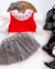 Conjunto de blusa renda, cropped vermelho e saia cinza brilho Luli na internet