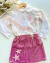 Conjunto de saia paetê rosa e camisa branca com franjas furta cor Soraia - comprar online