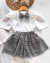 Conjunto de blusa renda branca e saia brilho cinza chumbo