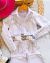 Camisa branca estilo jaquetinha boiadeira com franjas