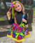 Conjunto de salopete colorida com Neon e blusa preta Carolina (acompanha laço de cabelo)