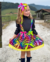 Conjunto de salopete colorida com Neon e blusa preta Carolina (acompanha laço de cabelo) na internet