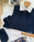 Conjunto de saia plissada xadrez, blusa branca, colete azul marinho em malha e laço de cabelo aluna na internet