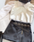 Conjunto de short saia preto courino zíper, camisa branca manga comprida e cropped (opção de cor) na internet