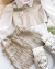 Conjunto de saia franja e cropped prata com camisa branca na internet