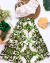 Conjunto de saia midi verde com branco e cropped branco um ombro - comprar online