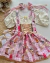 Conjunto de salopete xadrez com vermelho, BLUSA off white e laços de cabelo Olívia
