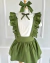 Conjunto de salopete verde oliva e blusa manga curta Clara (acompanha laço de cabelo) - comprar online