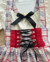 Conjunto de salopete xadrez com vermelho, BLUSA off e laços de cabelo Eleonora na internet