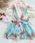 Conjunto de salopete floral azul e blusa off laço Aurora na internet