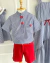 Conjunto de bermuda vermelha e camisa listrada Theo na internet