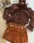 Conjunto de saia plissada caramelo e blusa marrom Larissa