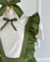 Conjunto de salopete verde oliva e blusa manga curta Clara (acompanha laço de cabelo) na internet