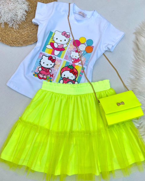 Conjunto de short saia tule neon e camiseta branca estampada