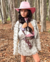 Conjunto de saia franja , camisa rosa e cropped prata courino