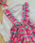 Conjunto de salopete rosa e verde água com camisa branca Jasmine (acompanha laço de cabelo) na internet