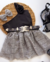 Conjunto de saia cinza brilho e blusa preta um ombro flor na internet