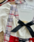 Conjunto de salopete xadrez com vermelho, BLUSA off e laços de cabelo Eleonora - comprar online