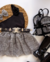 Conjunto de saia cinza brilho e blusa preta um ombro flor - loja online