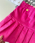 Conjunto de saia pink, camisa branca, colete coração e laço de cabelo Angélica na internet