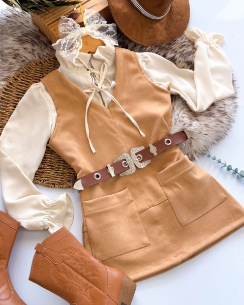 Conjunto de salopete camurça e bata off white de amarrar - comprar online