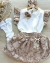 Conjunto de saia aplicação flores e blusa branca bordada Milena (acompanha laço de cabelo)