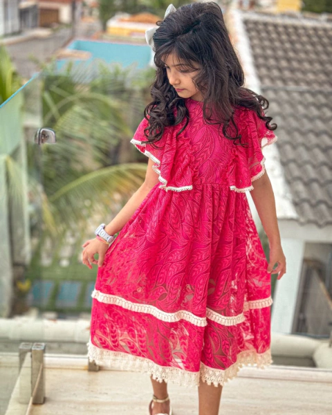 Vestido rosa com detalhes cru rendado Monique