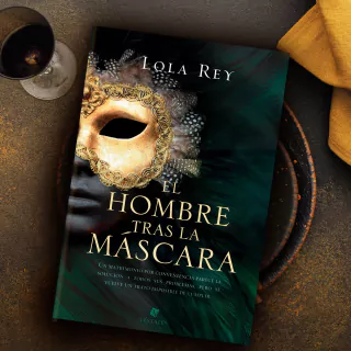 El hombre tras la máscara | Lola Rey