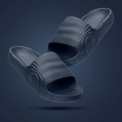Chinelo Slide AquaWalk em cor azul escuro, com design moderno 3D e faixa larga na parte superior.