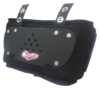 Protetor de lombar preto, com design ergonômico, utilizado em futebol americano.