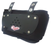 Protetor de lombar preto, com design ergonômico, utilizado em futebol americano.