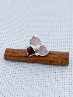 ANEL EM PRATA 925 COM QUARTZO ROSA e Granada (70/21A900199) na internet