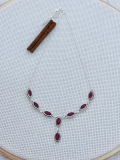 COLAR EM PRATA 925 COM RUBI (70/25C2390529) - Padma Joias Em Prata 925