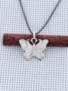 PINGENTE BORBOLETA EM PRATA 925 COM MADREPÉROLA (53/12P640149) na internet