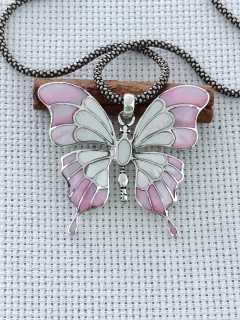 PINGENTE BORBOLETA EM PRATA 925 COM MADREPÉROLA e MADRÉROLA COLORIDA (54/12P3780839) na internet