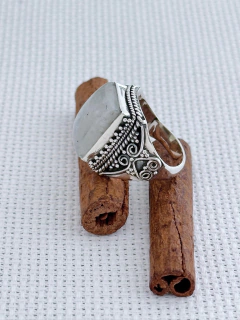 ANEL EM PRATA 925 COM PEDRA DA LUA (80/17A1880419) - Padma Joias Em Prata 925