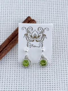 BRINCO EM PRATA 925 COM PERIDOTO (1/10B790179) na internet