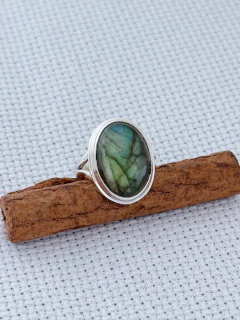 ANEL EM PRATA 925 COM LABRADORITA (70/09A1060239) - Padma Joias Em Prata 925