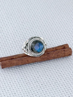 ANEL EM PRATA 925 COM LABRADORITA (70/09A9500219) - Padma Joias Em Prata 925