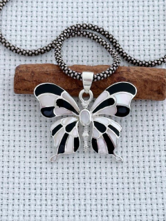PINGENTE BORBOLETA EM PRATA 925 COM MADREPÉROLA E ÔNIX (1/12P1420319) na internet