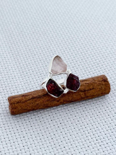 ANEL EM PRATA 925 COM QUARTZO ROSA e Granada (70/21A970219) - Padma Joias Em Prata 925