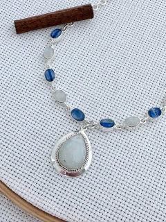 COLAR EM PRATA 925 COM PEDRA DA LUA e Safira (53/07C76801689)