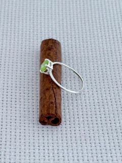 Anel Solitário Em Prata 925 Com Peridoto (1/10A34079) - Padma Joias Em Prata 925