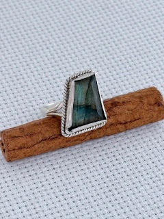 ANEL EM PRATA 925 COM LABRADORITA (53/09A790179) na internet