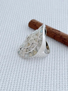 ANEL EM PRATA 925 COM MADREPÉROLA (50/12A1040309) - Padma Joias Em Prata 925