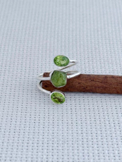 Anel Em Prata 925 Com Peridoto (53/10A11800259) na internet