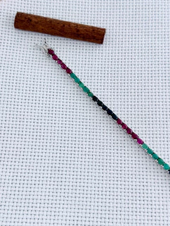 PULSEIRA RIVIERA EM PRATA 925 COM ESMERALDA, RUBI E SAFIRA (1/07U880639) - loja online