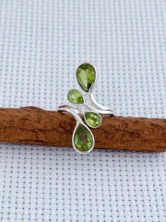 Anel Em Prata 925 Com Peridoto (94/10A920219) na internet