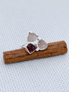 ANEL EM PRATA 925 COM QUARTZO ROSA e Granada (70/21A900199) - Padma Joias Em Prata 925